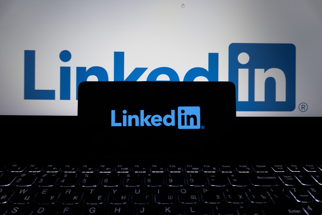 social selling sur LinkedIn affiché sur smartphone et ordinateur portable
