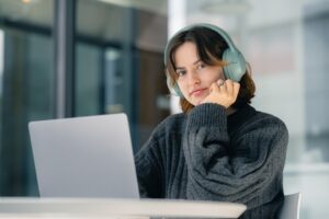 Cold Calling vs Cold Email : Quelle Stratégie en 2026 ?
